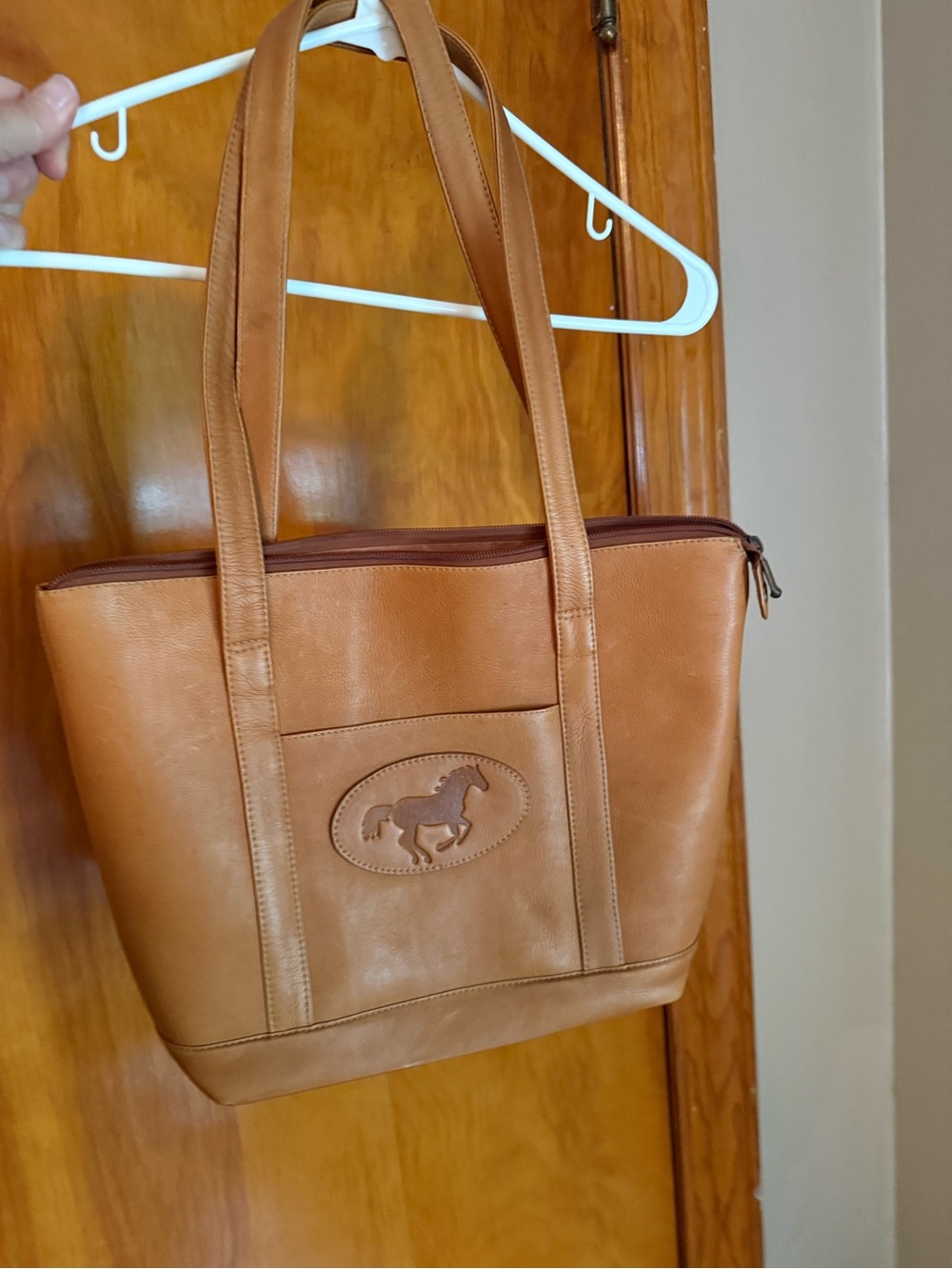 Preloved in great condition 
Genuine Leather Purse with horse design